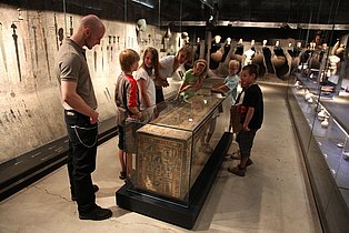 Kinder und Erwachsene erkunden die Dauerausstellung des Ruhr Museums.