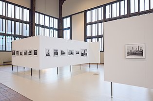 Blick in die Ausstellung "Zollverein. Architekturfotografien von Bernd Langmack" 