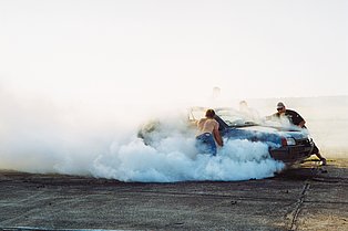 »Burn out« (das absichtliche Durchdrehen der Räder, um Rauch zu erzeugen) beim US-Car-Treffen, Brandenburg 2006 
