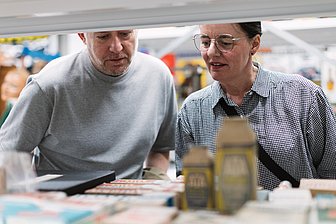 Menschen betrachten Exponate im Schaudepot