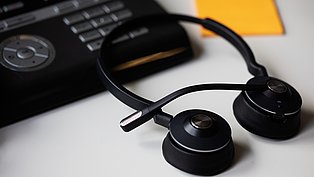 Besucherdienst Ruhr Museum Nahaufnahme von Telefon, Headset und Haftnotizzetteln.