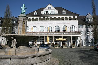 Hotel, Markplatz und Brunnen Margarethenhöhe
