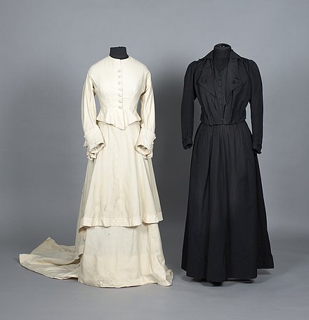 Aufnahme eines weißen und eines schwarzen Brautkleids, um 1872 und 1896. 
