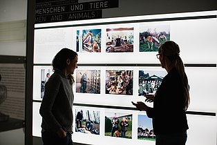 Zwei Besucherinnen betrachten Exponate in der Dauerausstellung des Ruhr Museums.