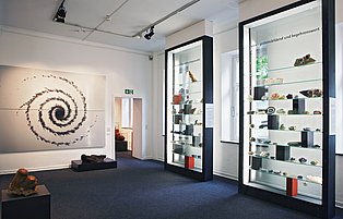 Innenaufnahme eines Ausstellungsraums des Mineralien-Museums. Zu sehen sind verschiedene Exponate.