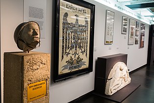 Die Aufnahme zeigt einen Blick in die Ausstellung; Abteilung "Krieg".