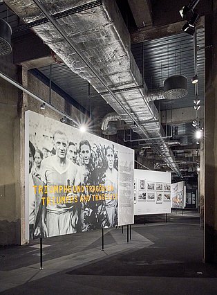 Das Foto zeigt einen Einbblick in die Sonderausstellung „Mythos und Moderne. Fußball im Ruhrgebiet”