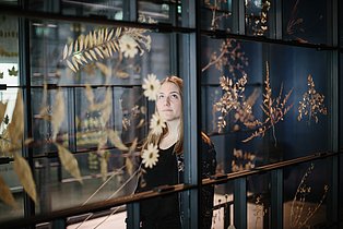 Eine Besucherin betrachtet pflanzliche Exponate in der Dauerausstellung des Ruhr Museums.