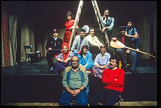 Schauspieler des Kölner Arkadaş Theaters in Aziz Nesins Stück Ob Yaşar lebt oder nicht Schauspieler des Kölner Arkadaş Theaters in Aziz Nesins Stück Ob Yaşar lebt oder nicht (Yaşar Ne Yaşar Ne Yaşamaz); links im Vordergrund Regisseur Meray Ülgen, rechts Theaterdirektor Necati Şahin; 2. Reihe: Günay Köse, Figen Canatalay, Lilay Erincin; 3. Reihe: Haydar Zorlu, Hakan Korkut, Erdeniz Örüklü, Bülent Tezcanlı (mit Bağlama), Vedat Erincin; auf der Leiter: Emire