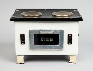 Die Aufnahme zeigt einen Spielzeugherd von "Everts" aus den 1930er Jahren. Der mit 220 Volt-Wechselstrom betriebene Spielzeugherd der Firma Everts aus den 1930er Jahren sollte vor allem kleine Mädchen spielerisch an ihre späteren Aufgaben im Haushalt heranführen. 
