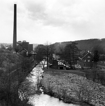 Schwarz-Weiß Bild des Eisenhammers und des Kupferdreher Kraftwerks.